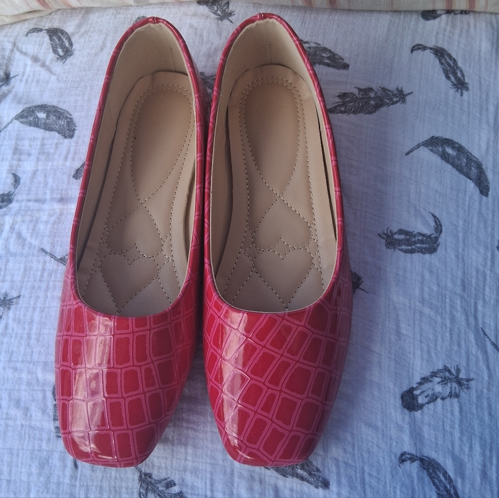 Elegant Red Croc-Embossed Women's Flats